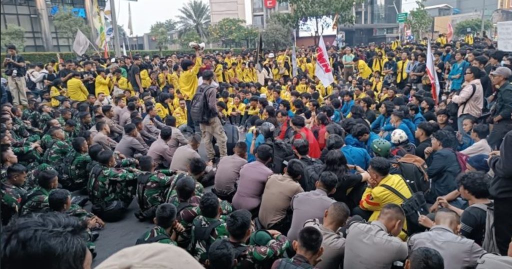 88183-massa-aksi-unjuk-rasa-yang-terdiri-dari-mahasiswa-berbagai-kampus-duduk-bersama-aparat-keamanan-dala
