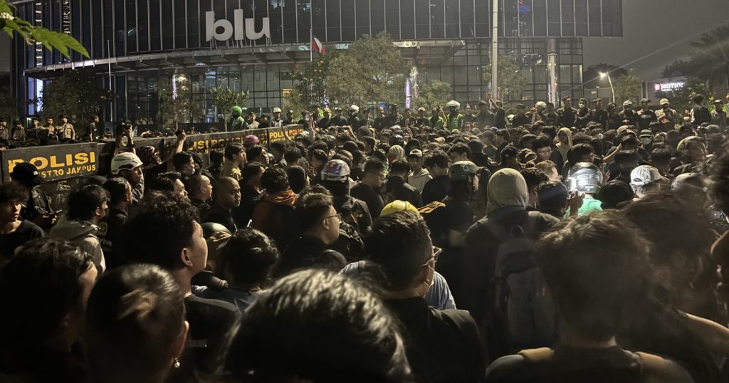 90252-massa-berbaju-hitam-dalam-aksi-demonstrasi-di-depan-menara-bca-sudirman-masih-bertahan-di-lokasi