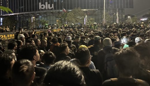 90252-massa-berbaju-hitam-dalam-aksi-demonstrasi-di-depan-menara-bca-sudirman-masih-bertahan-di-lokasi