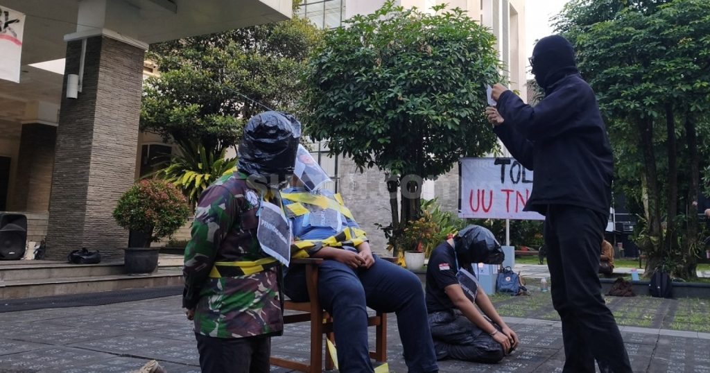 90423-keluarga-mahasiswa-fisipol-ugm-menggelar-aksi-bertajuk-fisipol-menolak-bungkam