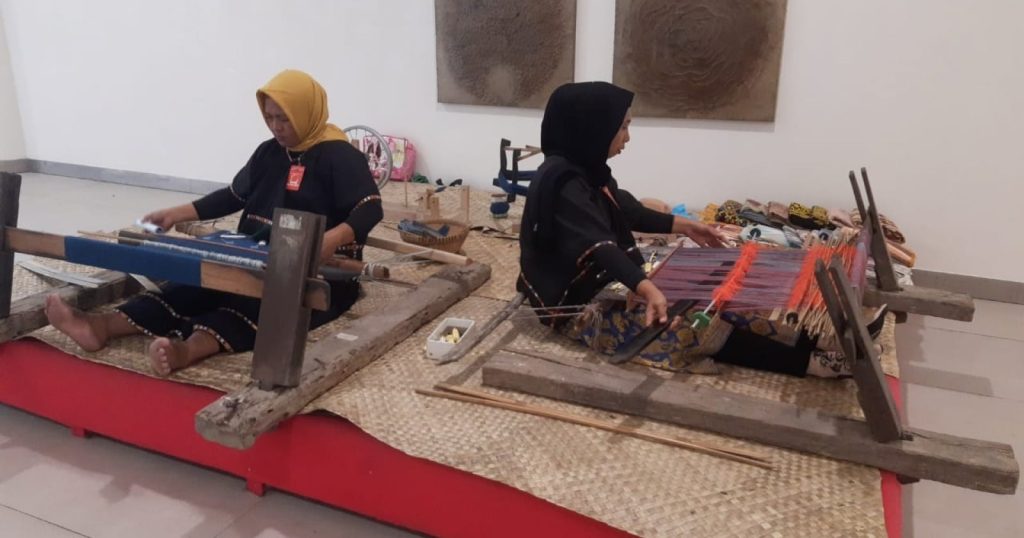 92349-perempuan-penenun-lombok