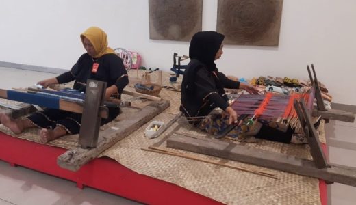 92349-perempuan-penenun-lombok