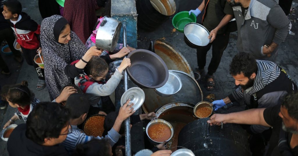 98764-warga-palestina-antri-makanan-untuk-buka-puasa-konflik-palestina-israel-rafah-jalur-gaza