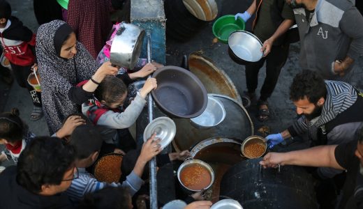 98764-warga-palestina-antri-makanan-untuk-buka-puasa-konflik-palestina-israel-rafah-jalur-gaza