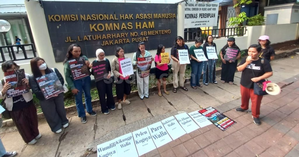 17334-massa-aksi-aliansi-perempuan-indonesia-berunjuk-rasa-di-depan-kantor-komnas-ham