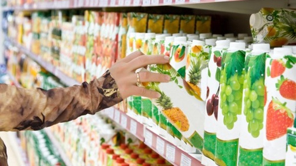 17931-ilustrasi-memilih-makanan-minuman-kemasan