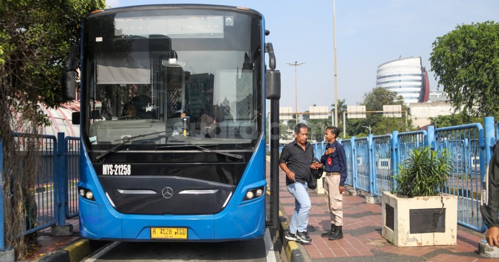 20684-kenaikan-tarif-transjakarta-ilustrasi-transjakarta-terminal-blok-m