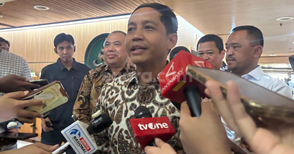 22035-menteri-kehutanan-raja-juli-antoni