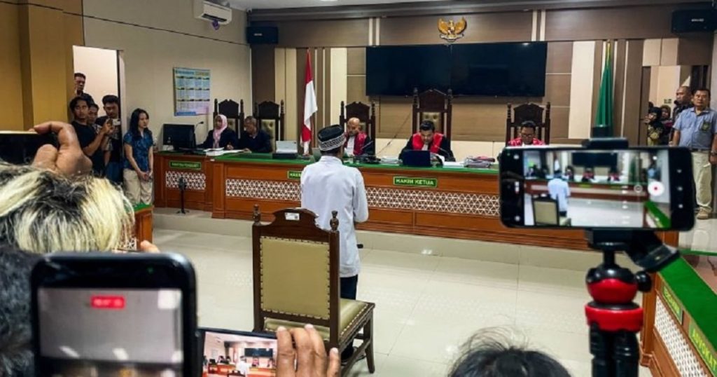 31255-terdakwa-kasus-dugaan-pembunuhan-sekeluarga-di-indramayu-divonis-seumur-hidup