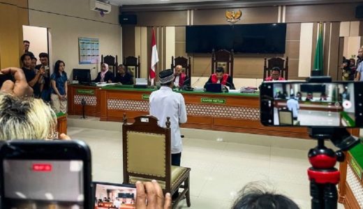 31255-terdakwa-kasus-dugaan-pembunuhan-sekeluarga-di-indramayu-divonis-seumur-hidup