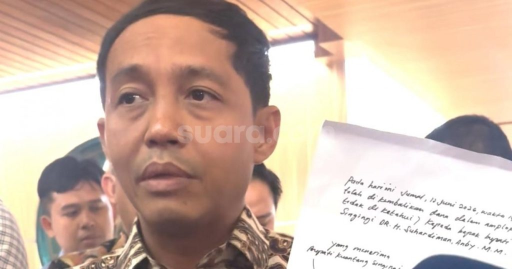 33807-menhut-raja-juli-menunjukan-tanda-terima-pengembalian-amplop-dari-bupati-kuansing