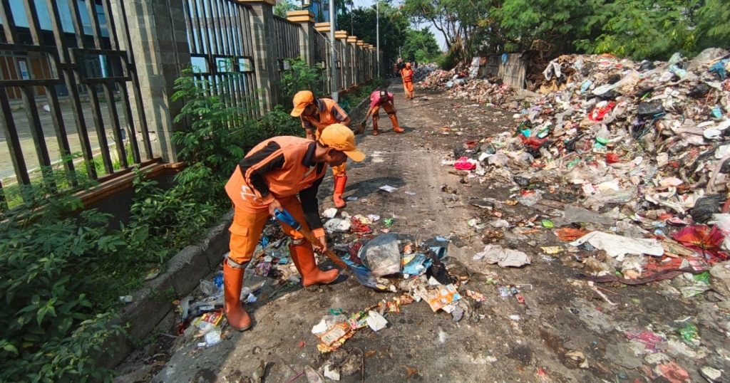 40806-ilustrasi-sampah-di-cakung-barat