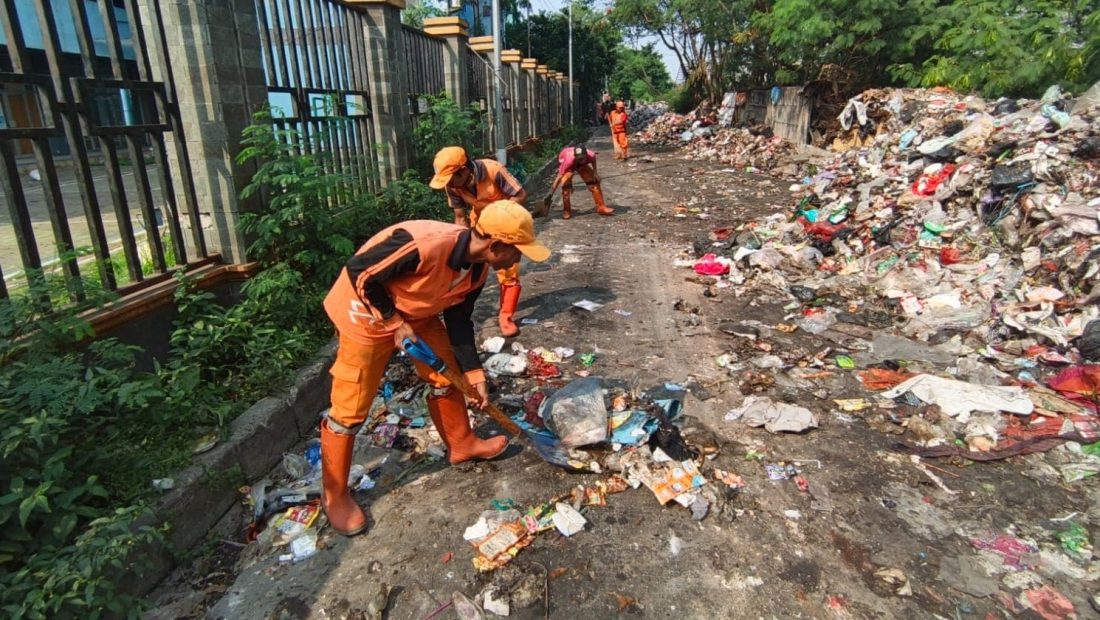 40806-ilustrasi-sampah-di-cakung-barat