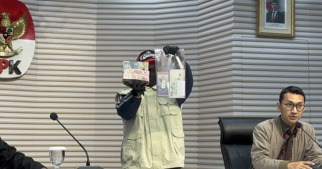 56792-kpk-amankan-uang-tunai-hingga-55-keping-logam-platinum-dalam-ott-bupati-langkat