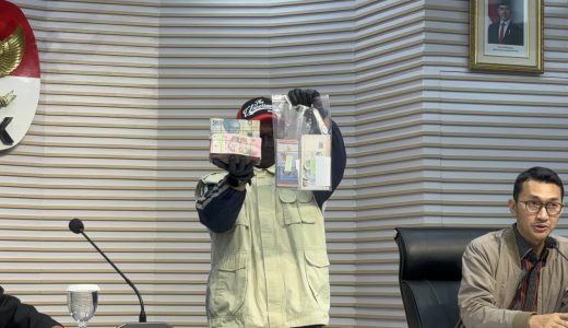 56792-kpk-amankan-uang-tunai-hingga-55-keping-logam-platinum-dalam-ott-bupati-langkat