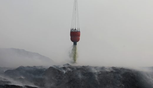 57714-proses-pemadaman-api-di-tpa-jatiwaringin