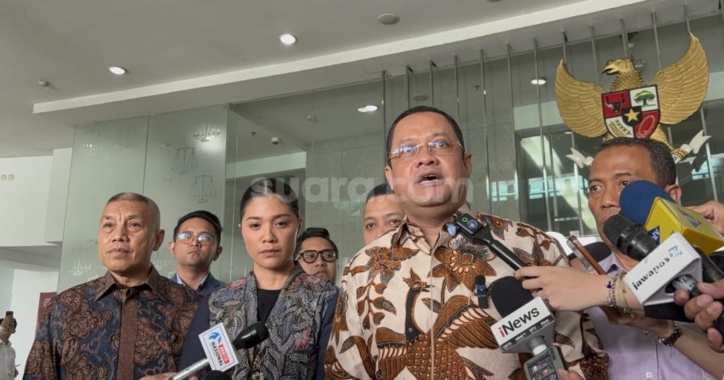 66310-penasihat-hukum-nadiem-ari-yusuf-amir-di-gedung-komisi-yudisial