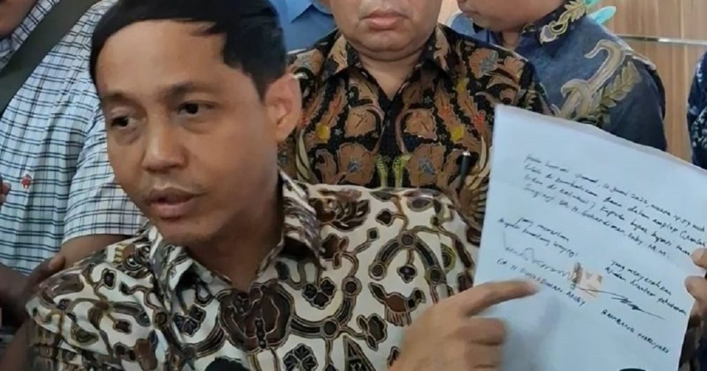 73790-menteri-kehutanan-menhut-raja-juli-antoni-klarifikasi-terkait-amplop-bupati-kuansing-1