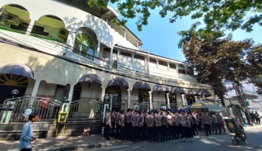76027-aparat-berjaga-di-sekitar-jalan-tambak-menteng-pada-minggu-2672026