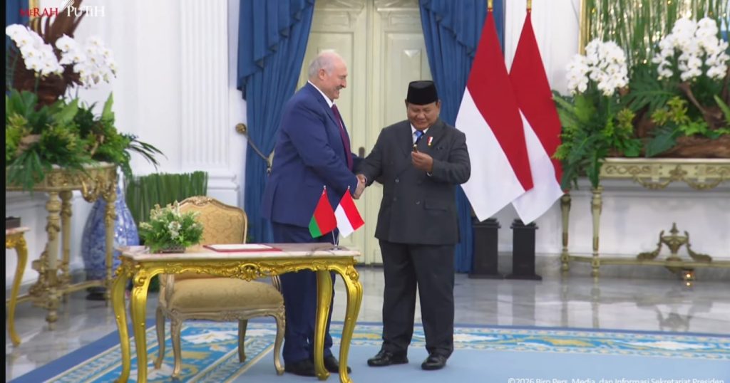 77537-presiden-belarus-hadiahi-prabowo-pena-emas