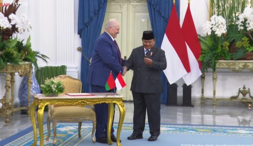 77537-presiden-belarus-hadiahi-prabowo-pena-emas