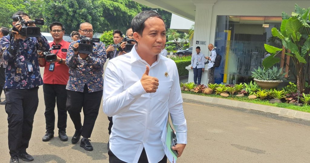 79774-menteri-kehutanan-raja-juli-antoni