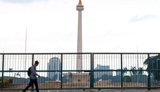 99057-ilustrasi-warga-saat-melintas-di-depan-tugu-monas-jakarta