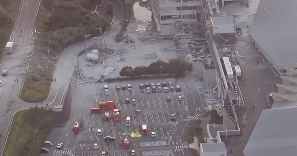 99487-ledakan-di-aeon-mall-kumamoto-setelah-gempa-jepang
