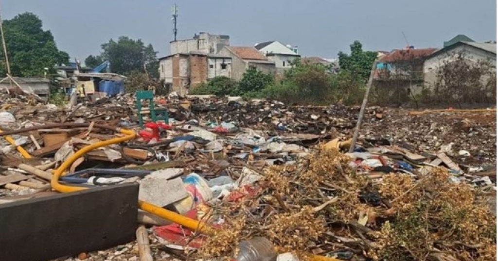 33284-kondisi-di-area-bekas-kebakaran-lahan-kosong-yang-dipenuhi-sampah-di-kelurahan-dukuh-kramat-jati
