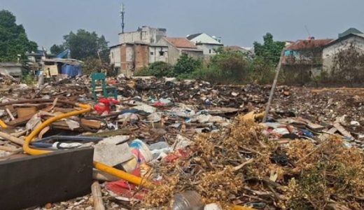 33284-kondisi-di-area-bekas-kebakaran-lahan-kosong-yang-dipenuhi-sampah-di-kelurahan-dukuh-kramat-jati