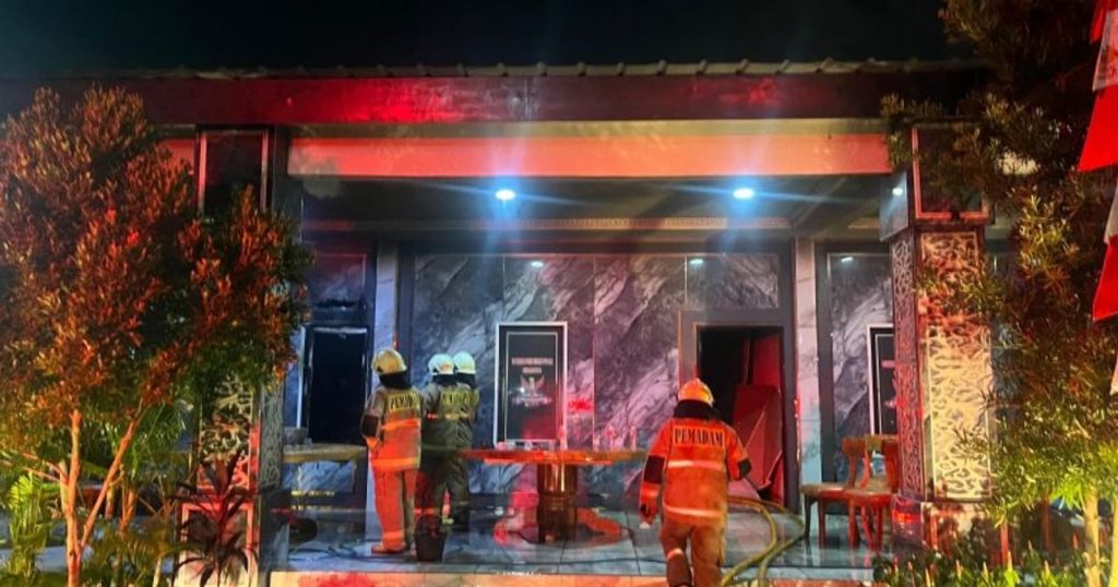 34572-posko-grib-jaya-kedoya-terbakar