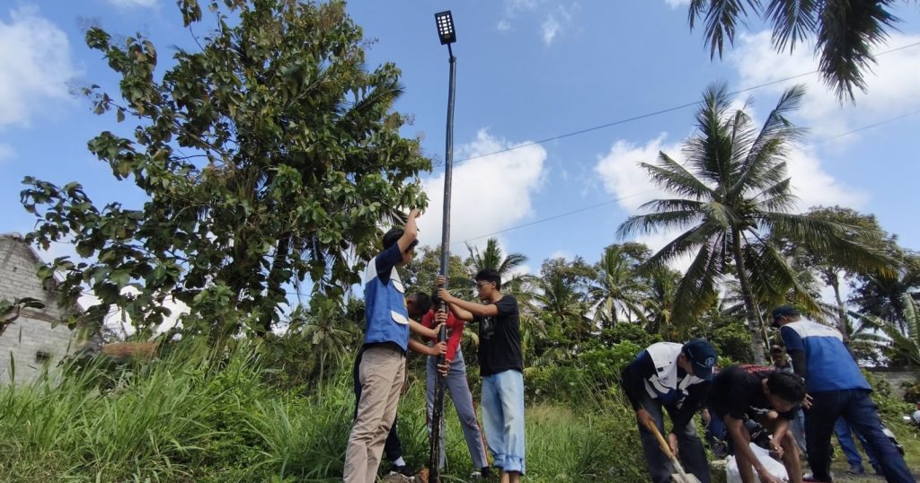 83929-mahasiswa-ugm-terangi-jalan-gelap-banyuwangi-hadirkan-energi-bersih-dan-ekonomi-sirkular