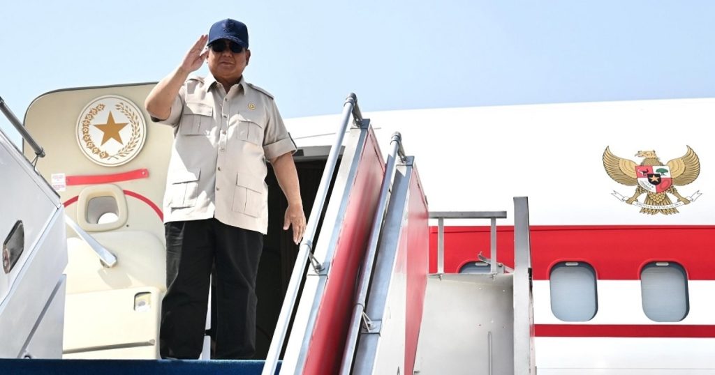 96068-presiden-prabowo-subianto-saat-hendak-memasuki-pesawat-kepresidenan-indonesia-1