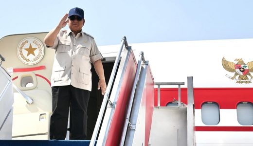 96068-presiden-prabowo-subianto-saat-hendak-memasuki-pesawat-kepresidenan-indonesia-1