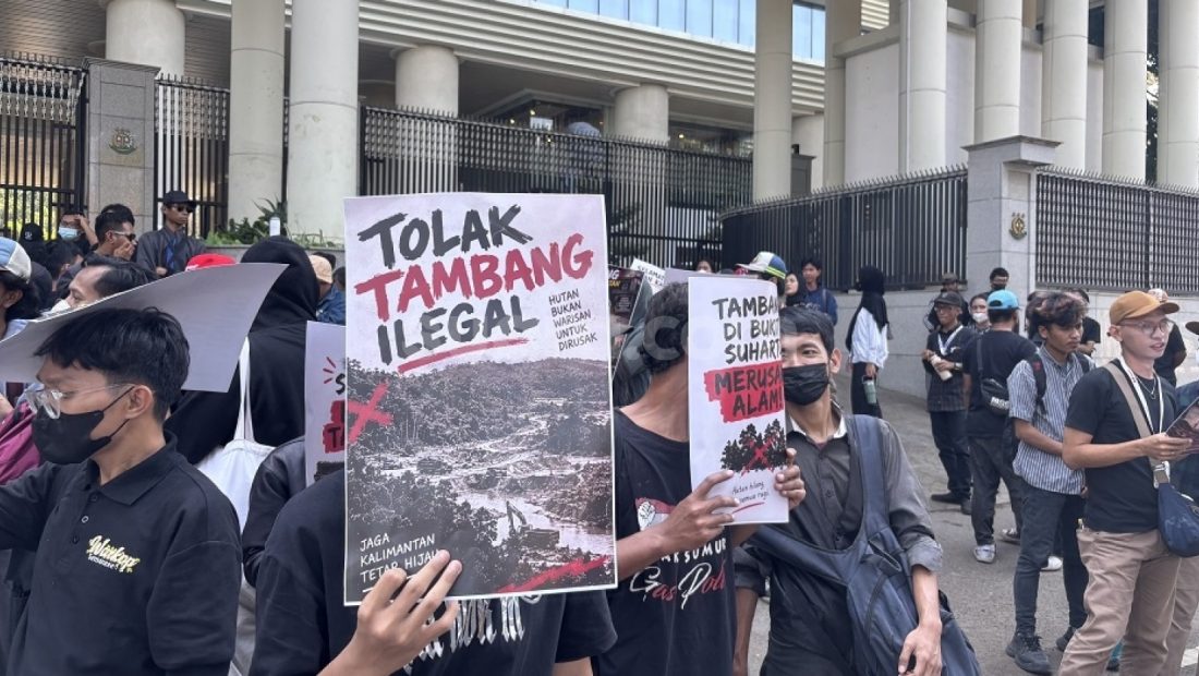 36940-massa-dari-pesut-kaltim-menggelar-aksi-demo-di-kejagung