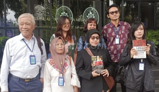 42503-gerakan-masyarakat-adili-soeharto-gemas-di-ptun-jakarta