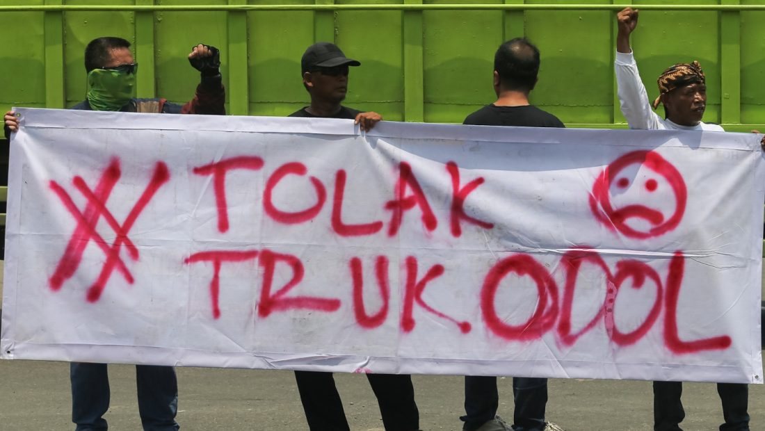 50353-unjuk-rasa-tuntut-penertiban-truk-muatan-berlebih