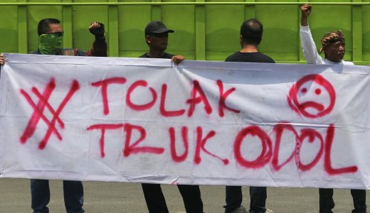 50353-unjuk-rasa-tuntut-penertiban-truk-muatan-berlebih