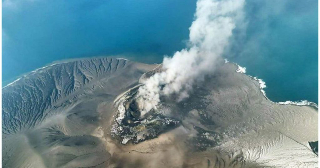 55085-gunung-anak-krakatau-selat-sunda-lampung-saat-erupsi
