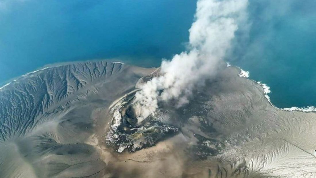 55085-gunung-anak-krakatau-selat-sunda-lampung-saat-erupsi