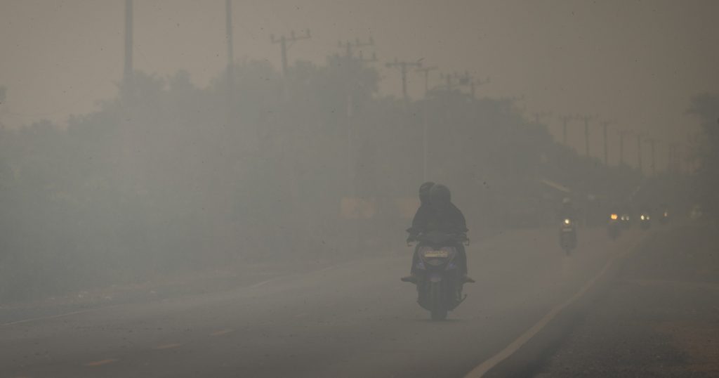 57068-kabut-asap-kalsel-kabut-asap-di-kalimantan-selatan