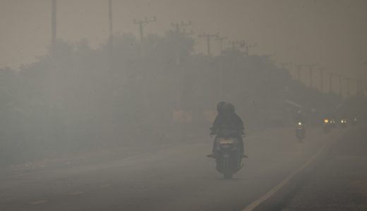 57068-kabut-asap-kalsel-kabut-asap-di-kalimantan-selatan