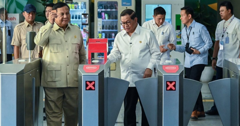 58969-prabowo-dan-pramono-naik-lrt-prabowo-subianto-dan-pramono-anung
