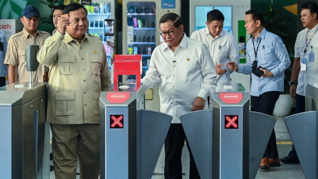 58969-prabowo-dan-pramono-naik-lrt-prabowo-subianto-dan-pramono-anung