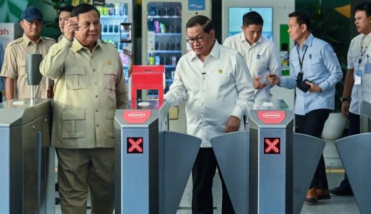 58969-prabowo-dan-pramono-naik-lrt-prabowo-subianto-dan-pramono-anung
