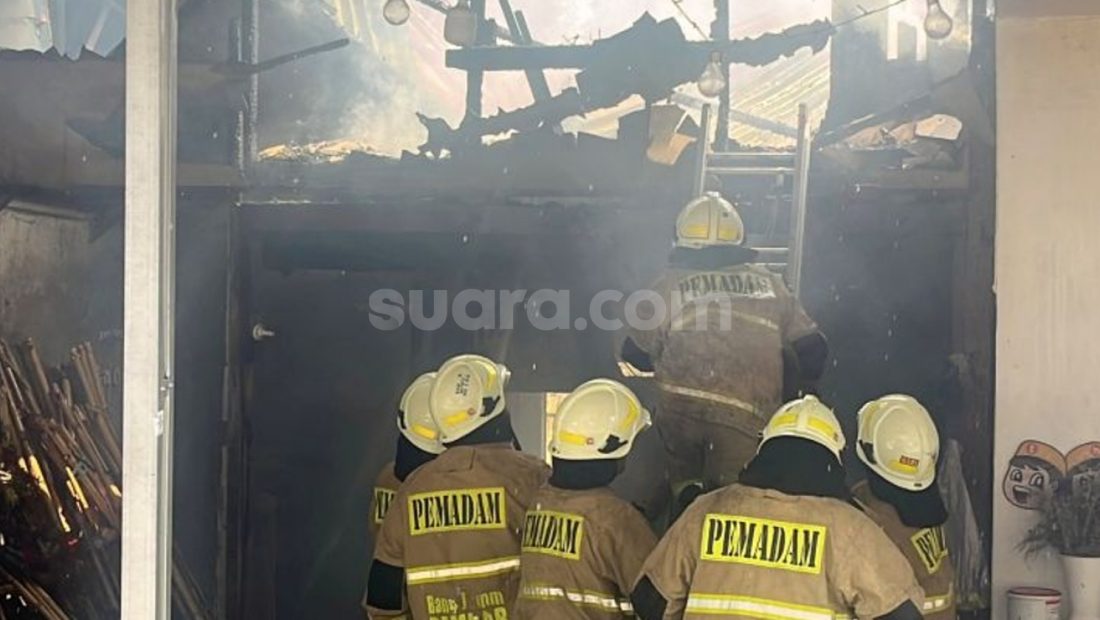 66496-ilustrasi-pemadam-kebakaran-di-toko-karangan-bunga