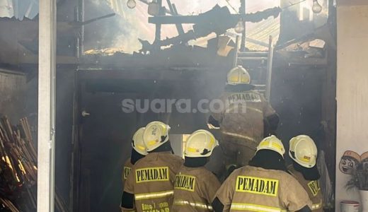 66496-ilustrasi-pemadam-kebakaran-di-toko-karangan-bunga