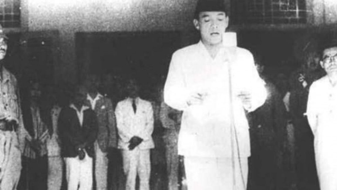 69913-ir-soekarno-saat-memproklamasikan-kemerdekaan-republik-indonesia