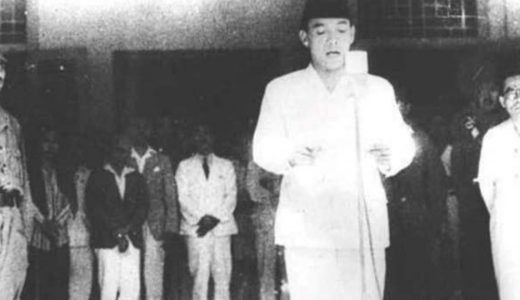 69913-ir-soekarno-saat-memproklamasikan-kemerdekaan-republik-indonesia