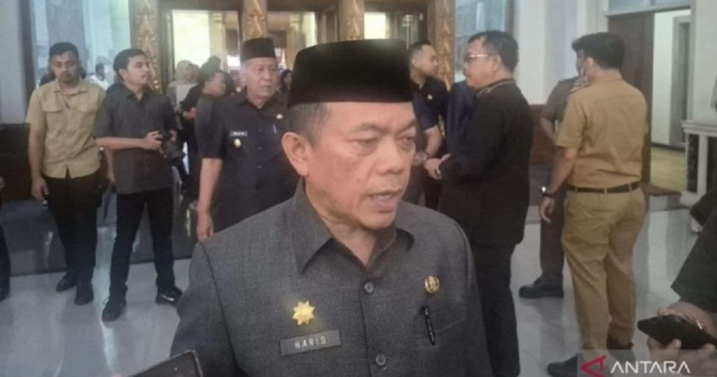 72224-gubernur-jambi-al-haris-saat-memberikan-keterangan-di-jambi-senin-1492026